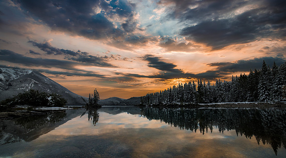 Lake Minnewanka - Alberta Canada
